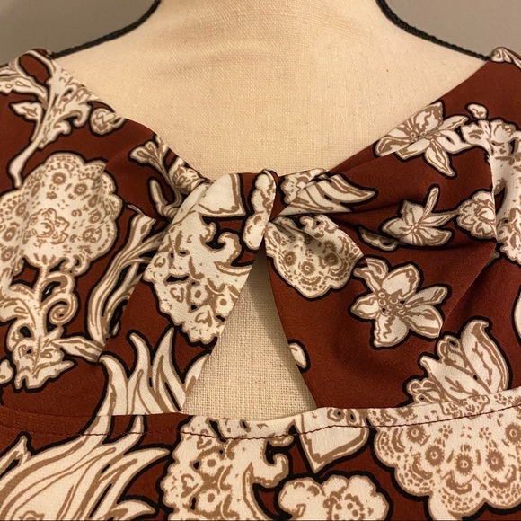 CHICO’S Twist Front Keyhole Scrolls 3/4 Sleeve Top - Picture 4 of 9